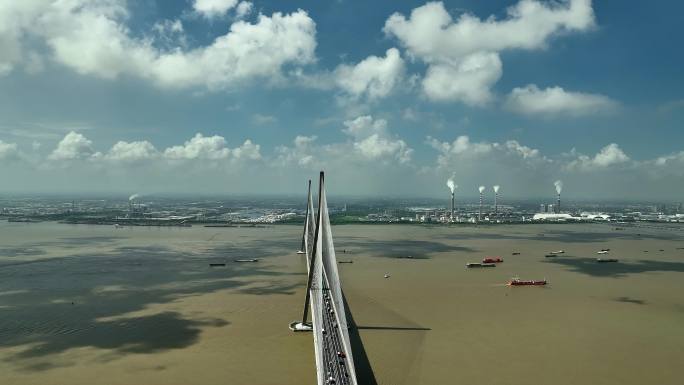 长江蓝天白云下的苏通长江大桥国家发展4K