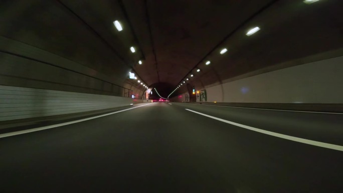 开车穿过高速公路隧道