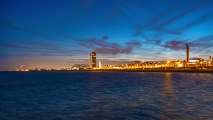 T/L蔚蓝时刻著名的巴塞罗那海滩上的云景