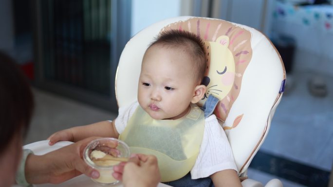 婴儿吃辅食  宝宝吃饭