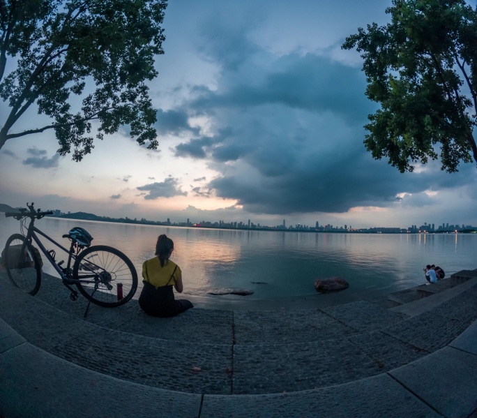武汉东湖边游客人来人往日转夜延时摄影