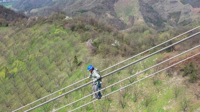 电力工人高空巡线