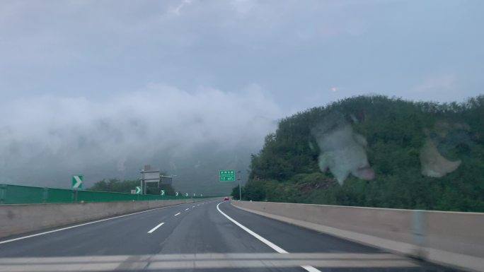 高速公路上云层翻滚奇景，云雾遮山视频