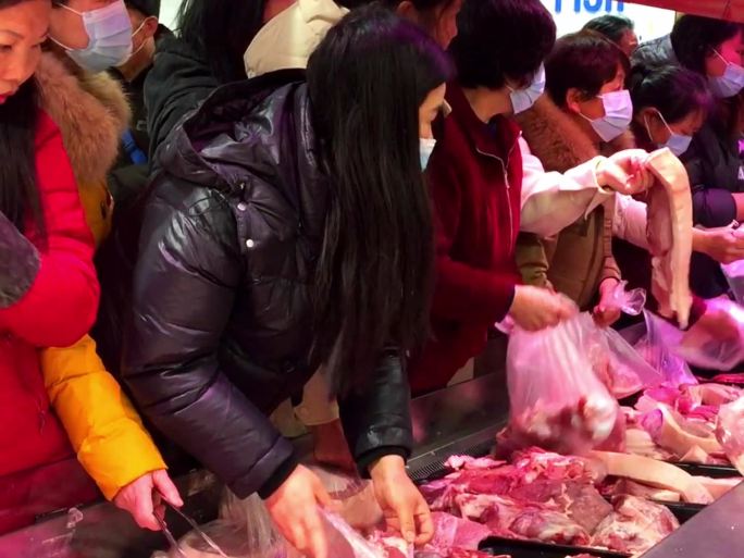 一群人买肉