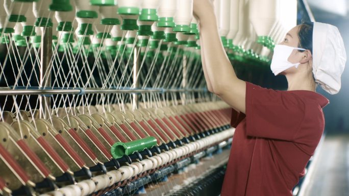 现代化纺织车间纺织女工