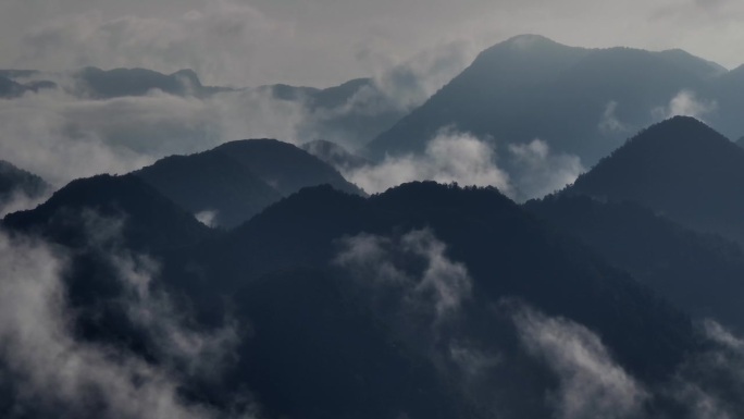 山中的晨雾高山峰山脉连绵翻滚