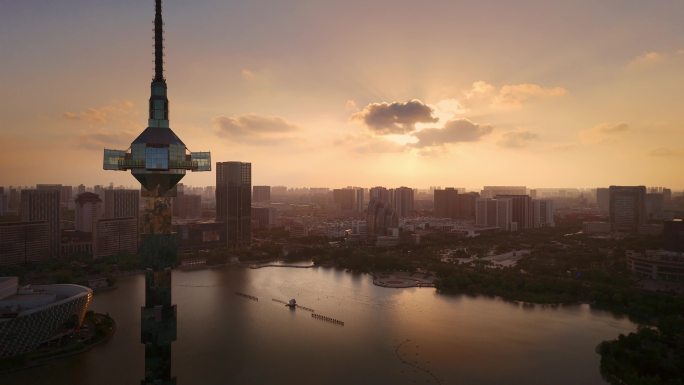 夕阳时刻无人机直线拍摄盐城聚龙湖