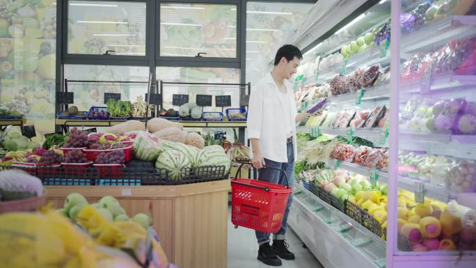 男子菜市场买菜逛菜场