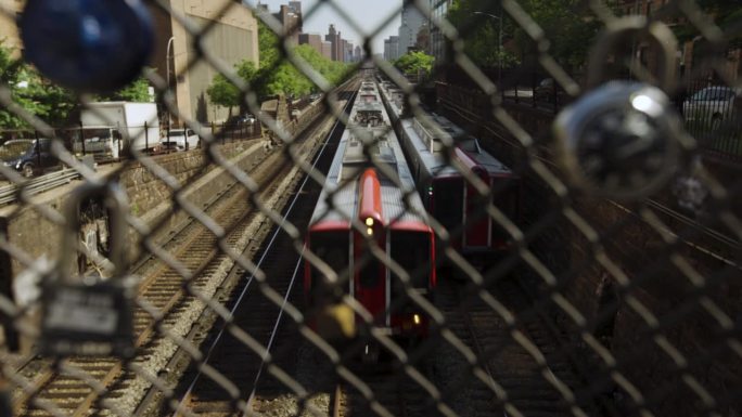纽约地铁列车从摄像头下穿过栅栏