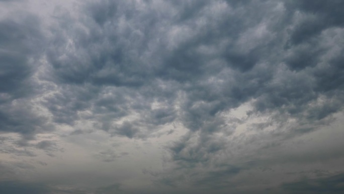 雨云在天空中移动的4k延时镜头，乌云像绘画一样翻滚穿过天空。