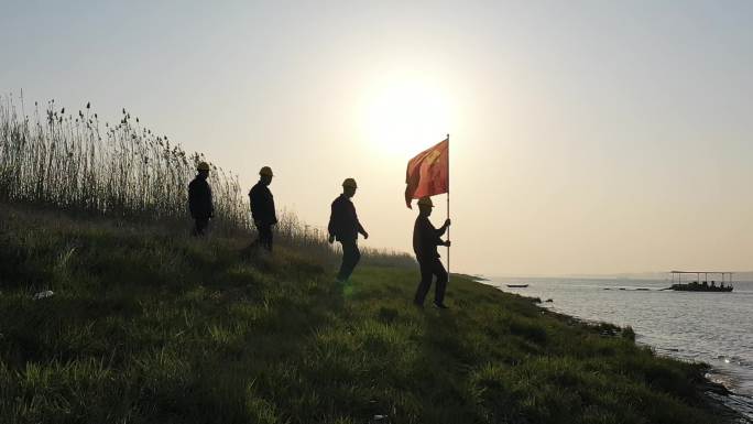 党旗飘扬在夕阳下的长江边