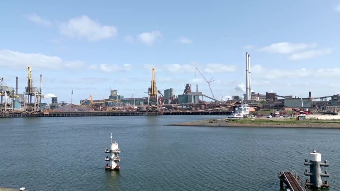 IJmuiden港旁的钢厂。荷兰。