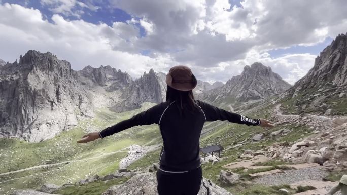 莲宝叶则女旅拍张开双臂