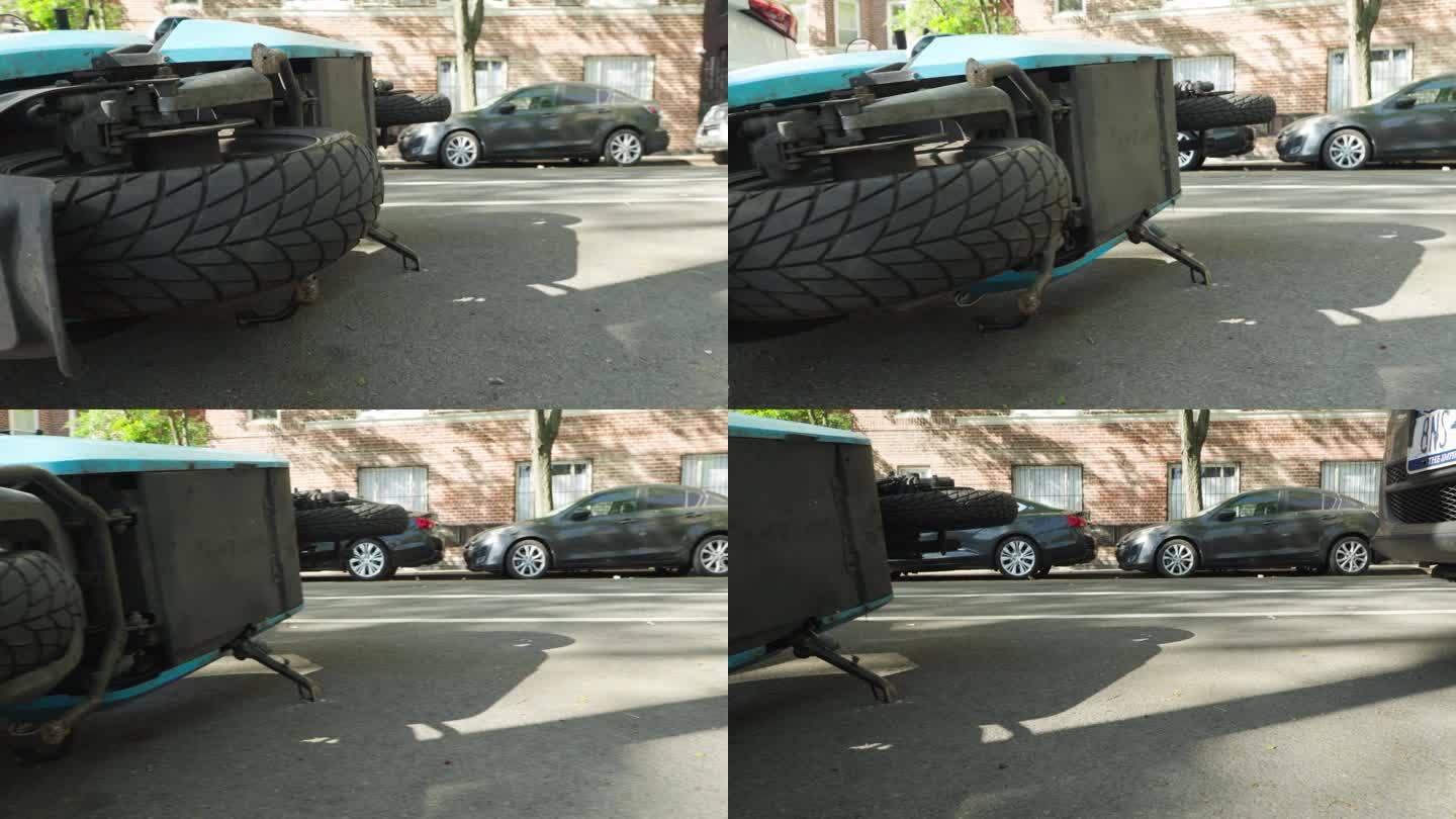 一辆翻倒的蓝色摩托车横在路边