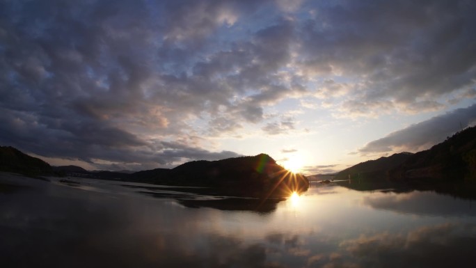 夕阳云湖面漂过逐格