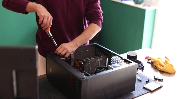 电脑技术员用新零件组装一台台式电脑