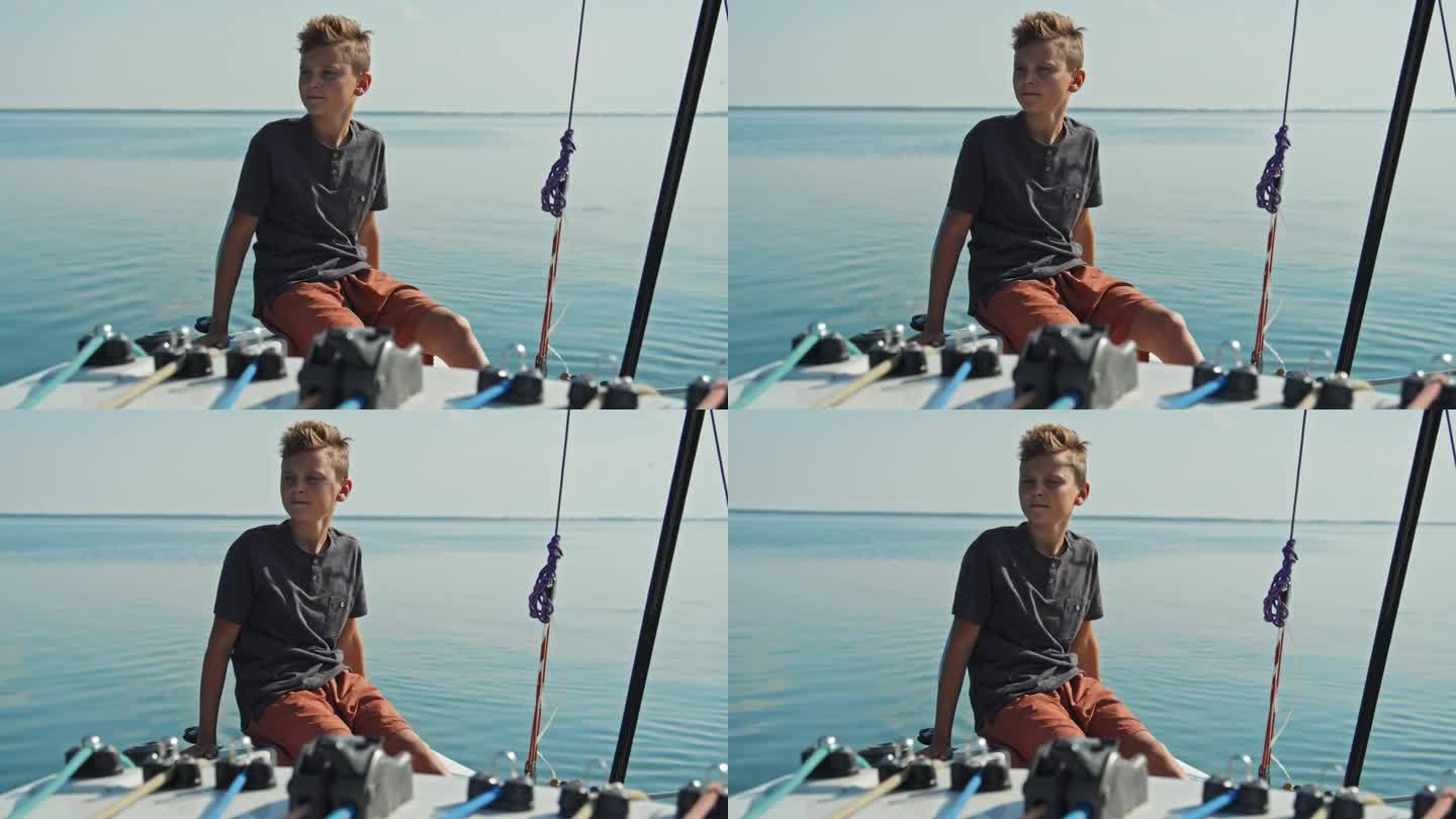十几岁的男孩悠闲地坐在游艇上