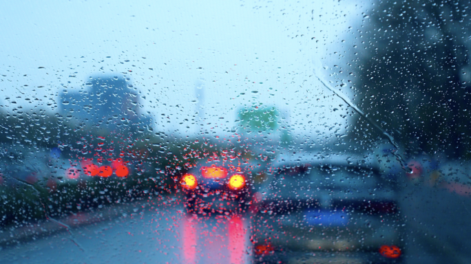 下雨城市开车堵车悲伤情绪