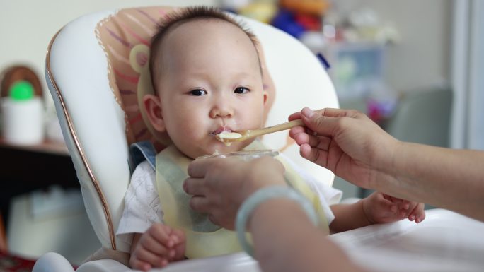 婴儿吃辅食  宝宝吃饭