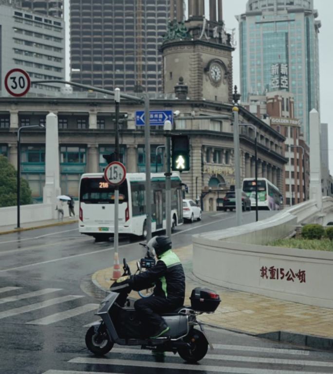 濛濛细雨中的魔都街头