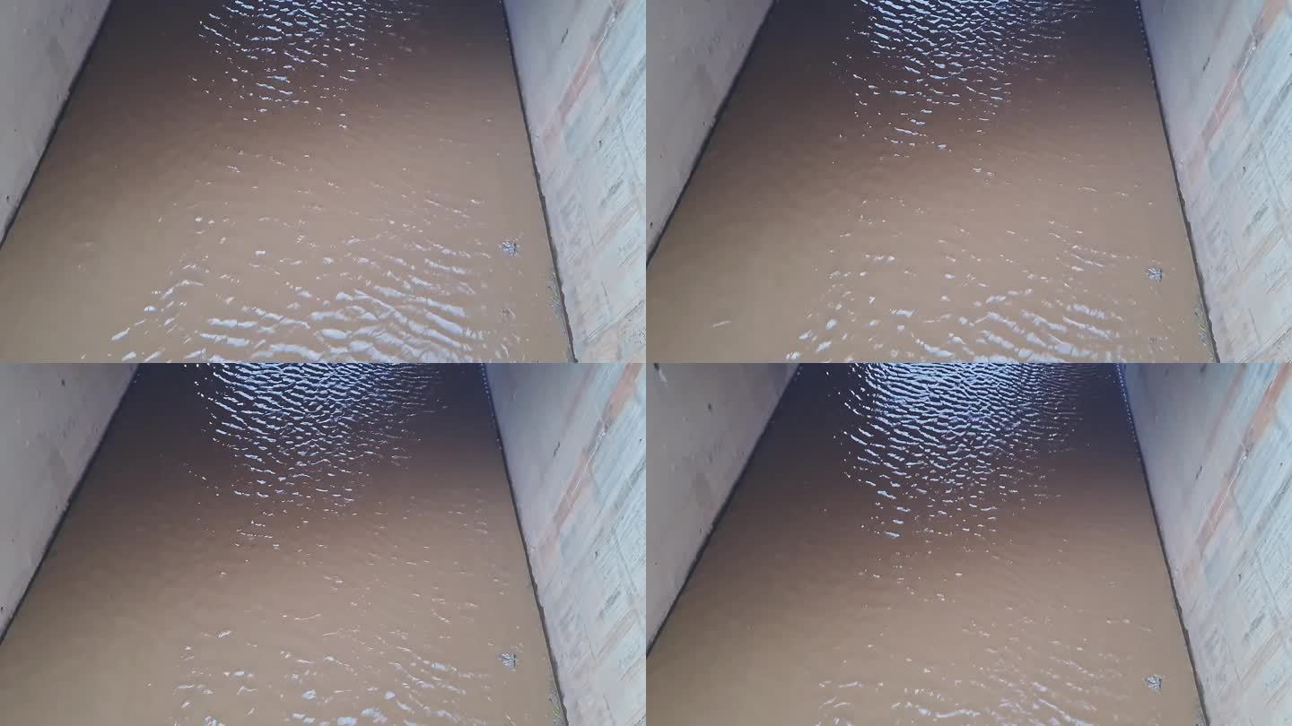 一个雨天，班加罗尔桥下积水的视频