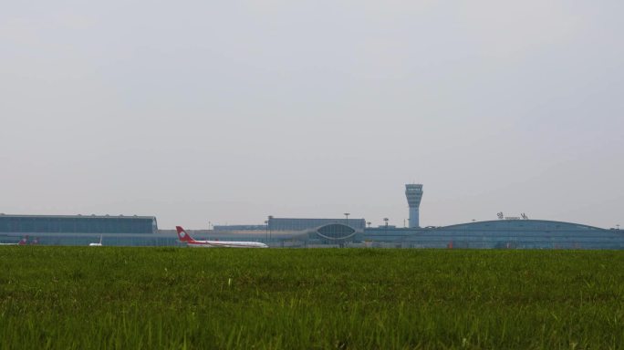 飞机从天空飞过