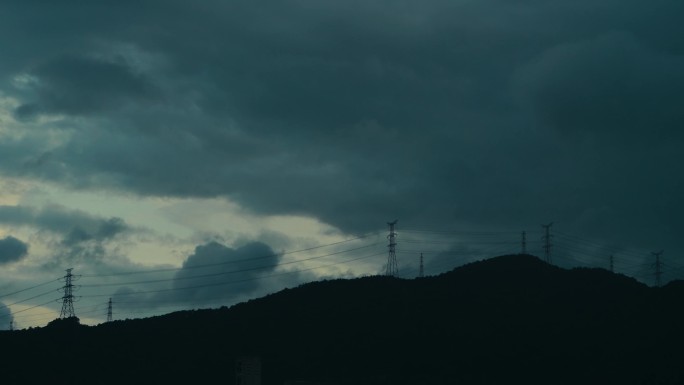 风雨欲来的郊区