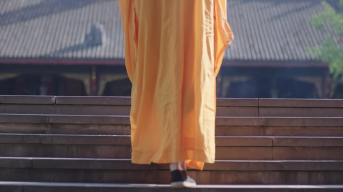 僧人走上寺庙台阶