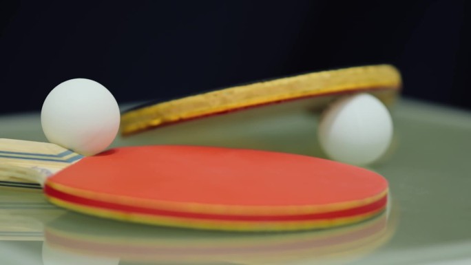镜头在乒乓球场上移动。乒乓球，球拍。乒乓球配件准备玩。专业乒乓球运动器材。在比赛中。