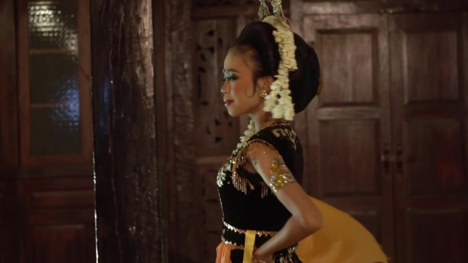 一个穿着传统服装的亚洲舞者摆出非常漂亮的姿势