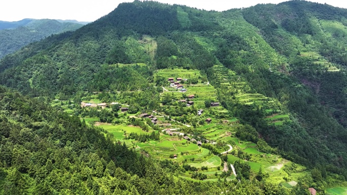 偏远村落 山间的村落 脱贫