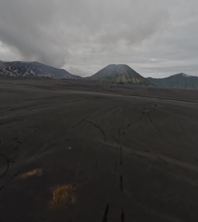垂直视频。黑沙土火山熔岩场沙漠包围傍晚4k