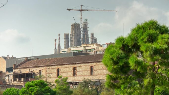 阳光明媚的一天巴塞罗那市中心著名的大教堂建筑顶部公园全景观看4k延时安道尔