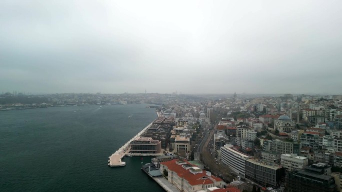 伊斯坦布尔海滨的博斯普鲁斯海峡向前飞拍