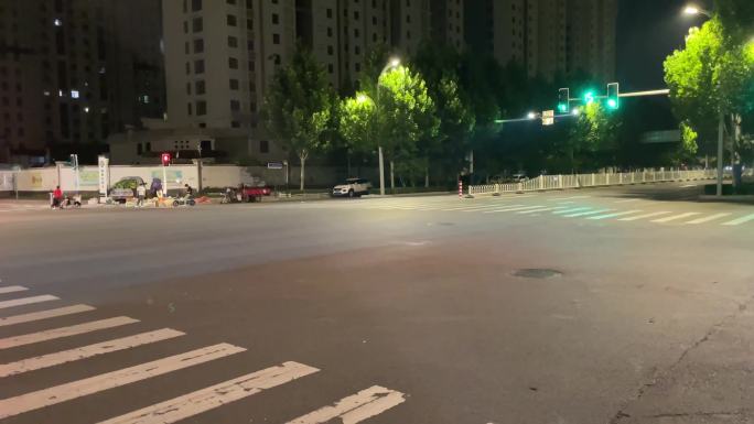 马路边汽车随拍交通信号灯特写晚行人城市