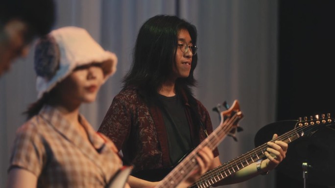年轻的日本女贝斯吉他手喜欢与亚洲现场乐队一起演奏吉他