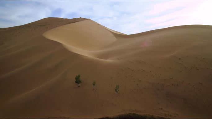 4k实拍沙漠绿洲航拍沙山沙漠淡水湖