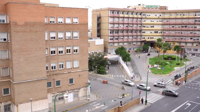 圣母医院Rocío塞维利亚医院。塞维利亚医院前的行人和车辆。