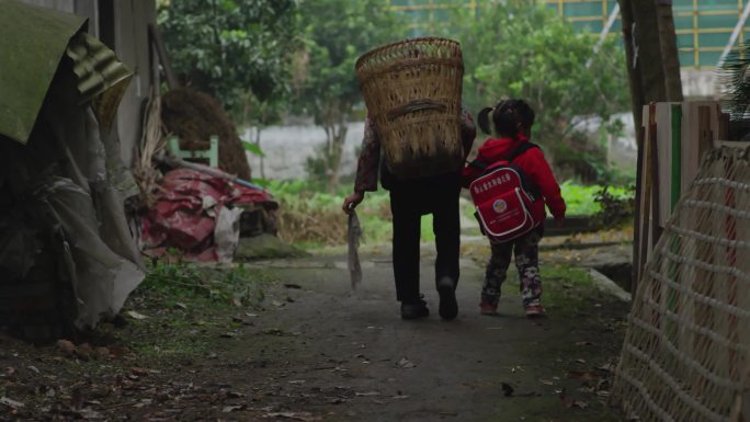 乡村留守儿童放学