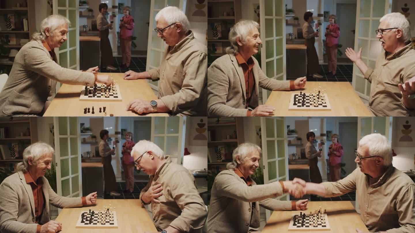 两位老人在舒适的公寓里下棋