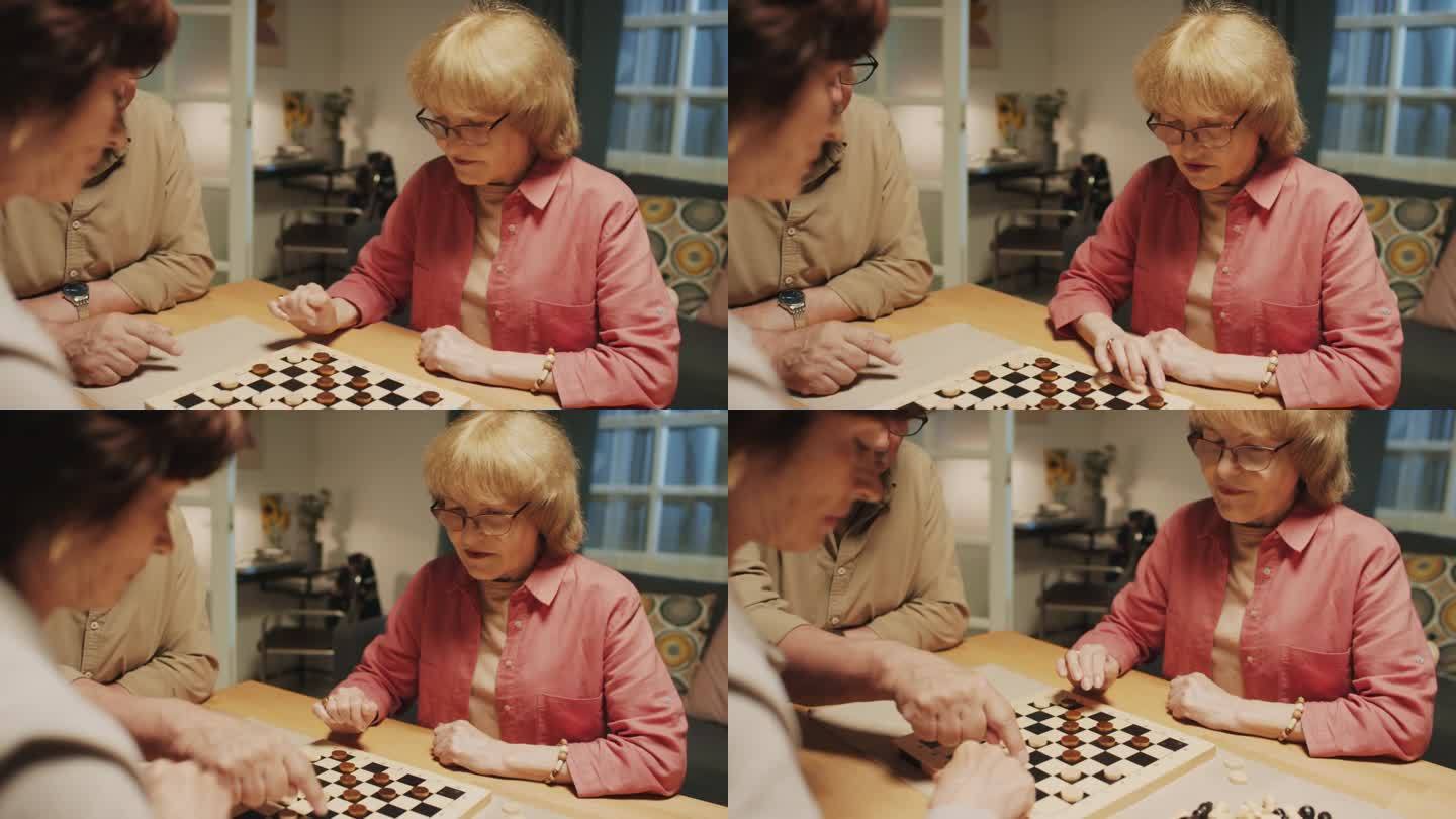 高级女性在男性朋友的陪伴下一起玩跳棋