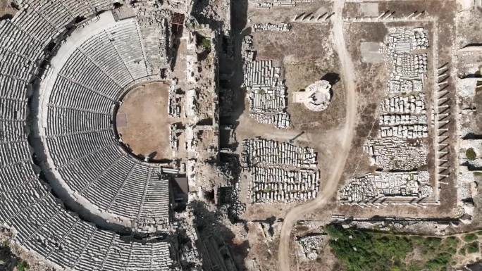 侧古玩城和阿波罗神庙无人机视频，侧城安塔利亚，土耳其(土耳其语)