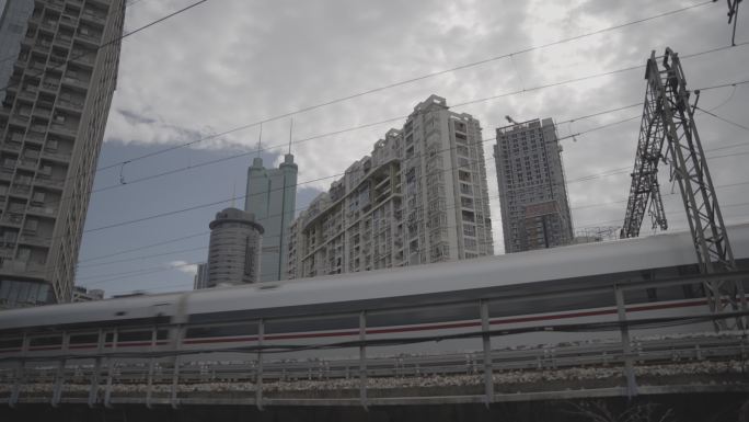 高铁穿过城市地王大厦深圳4K50p灰片