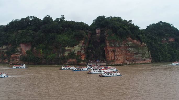 航拍乐山大佛景区旅游观光游船