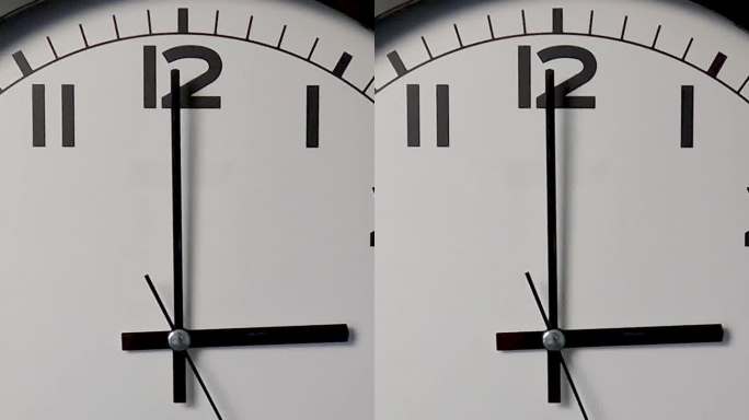 白色挂钟上的白色钟面特写，箭头显示03:00或15:00