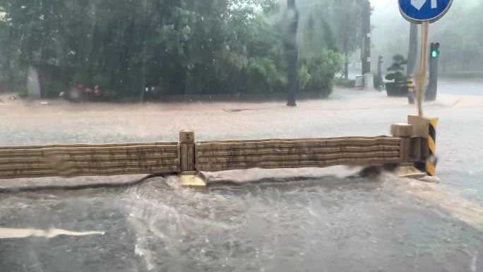 暴雨行驶挡风玻璃雨水下雨天行驶的汽车大雨