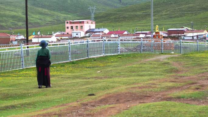 行走的藏族老人