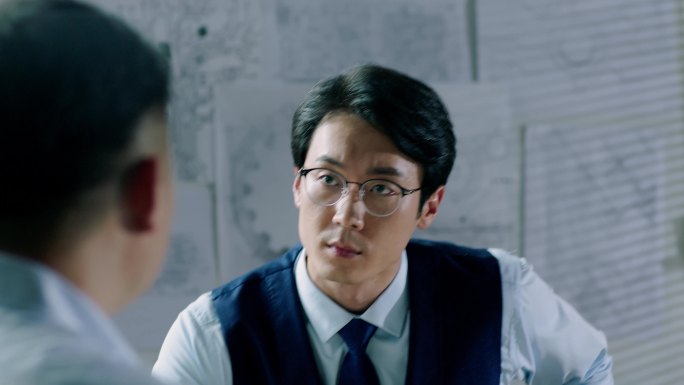 会议室商务男严肃交流