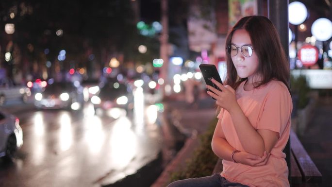 一个少女的一天等公交车灯光女性