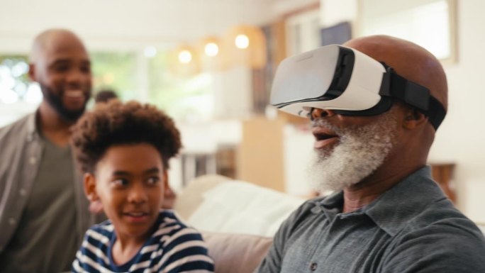 爷爷戴着VR头显，多代男性家庭一起坐在家里的沙发上